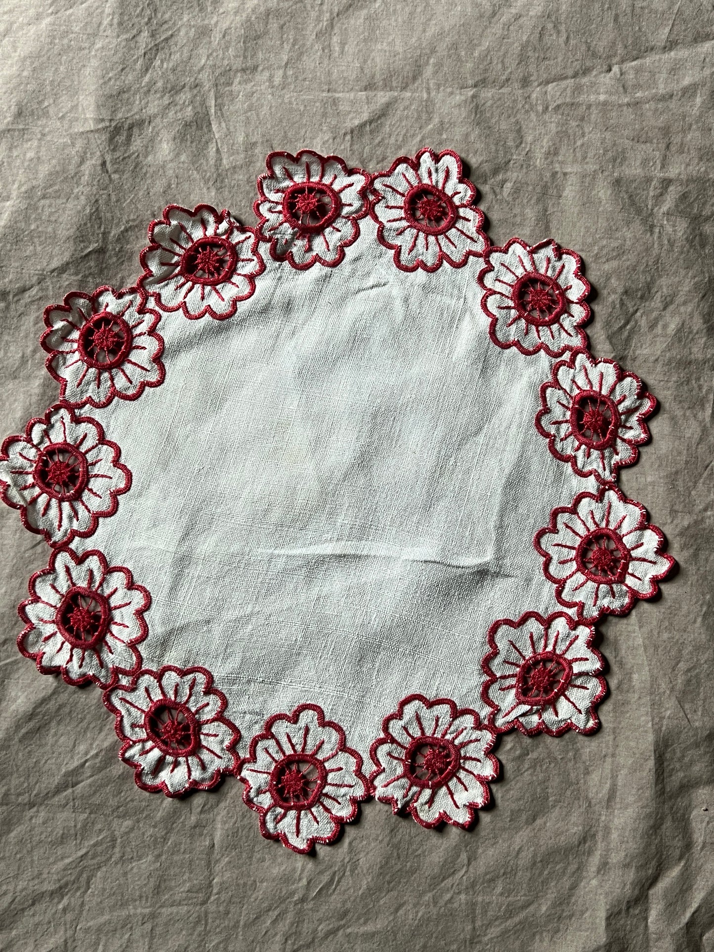 赤糸刺繍ドイリー