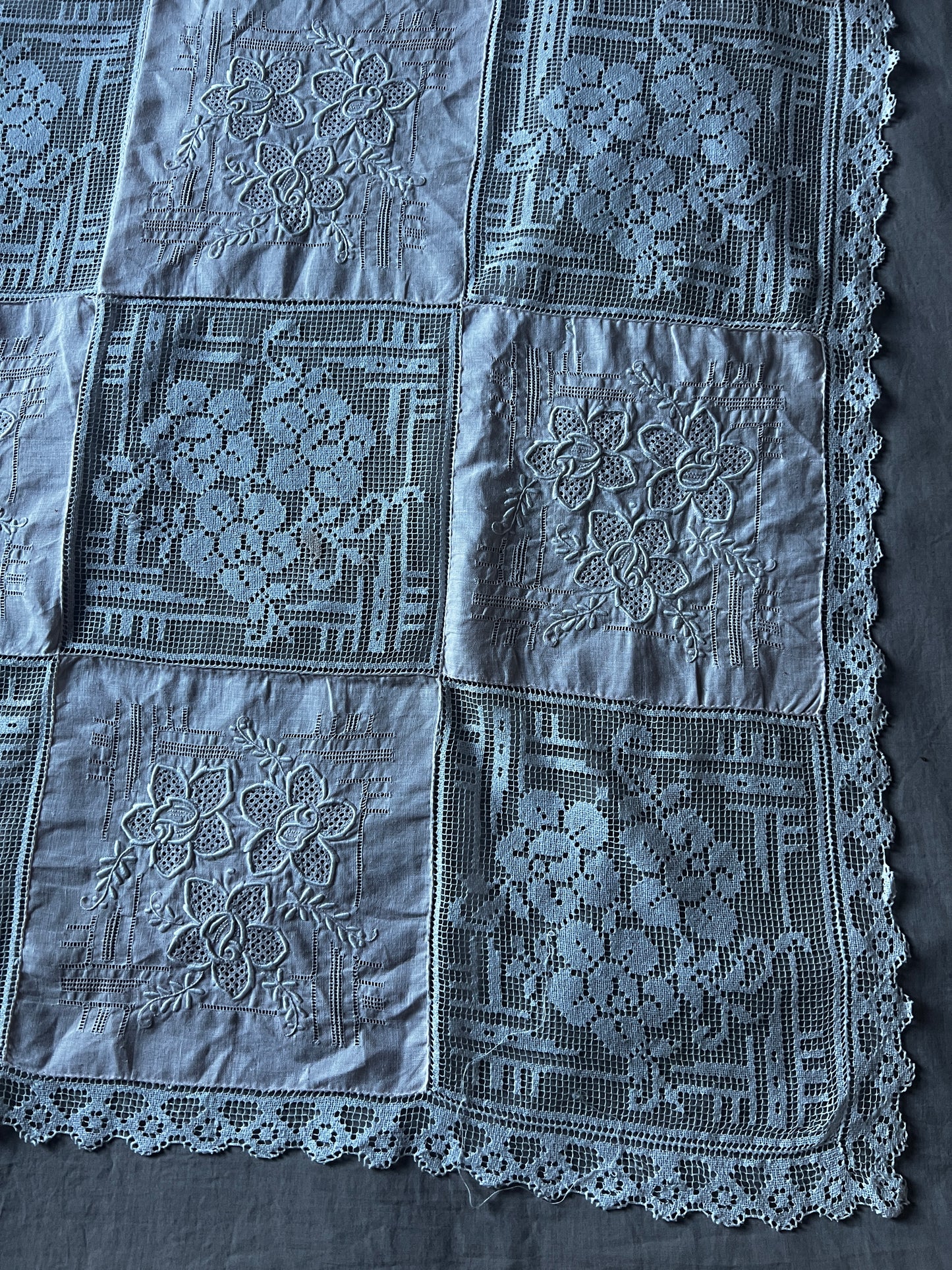 刺繍とレースの正方形クロス