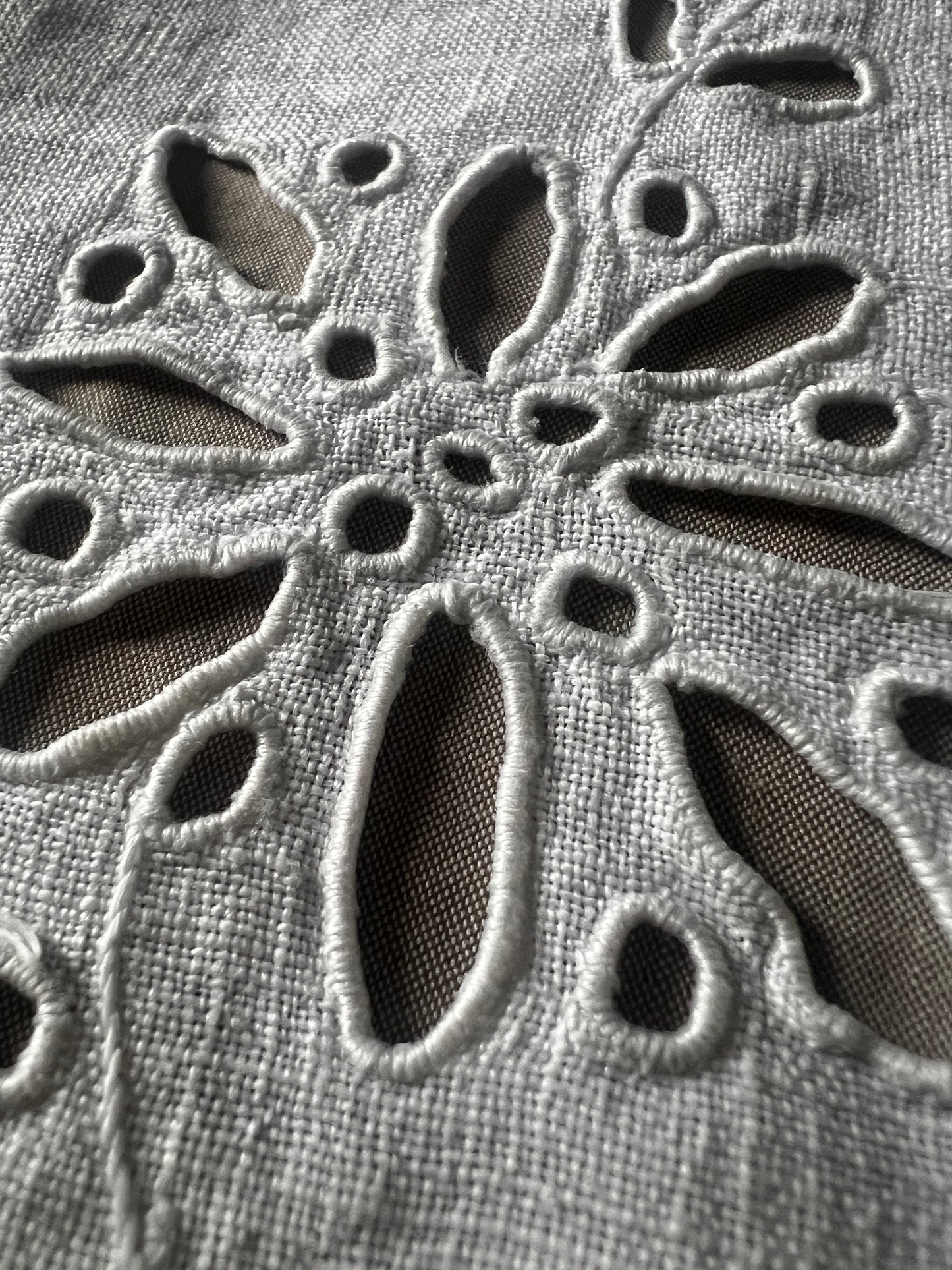 カットワークリネンクロス