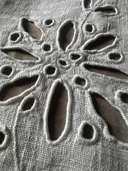 カットワークリネンクロス