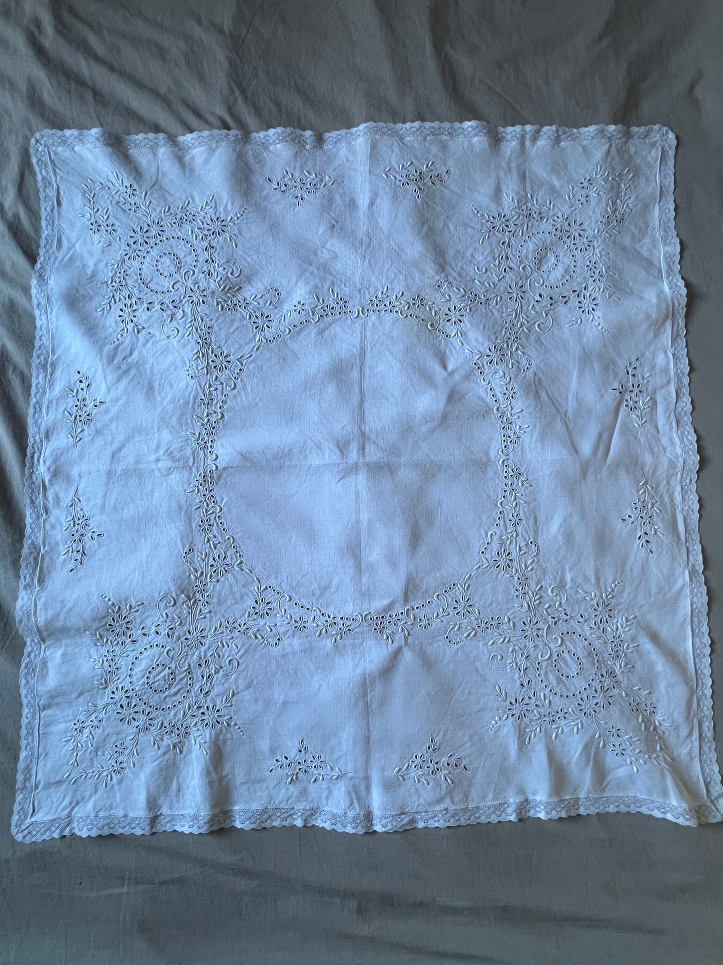 カットワーク刺繍の正方形クロス