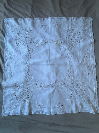 カットワーク刺繍の正方形クロス