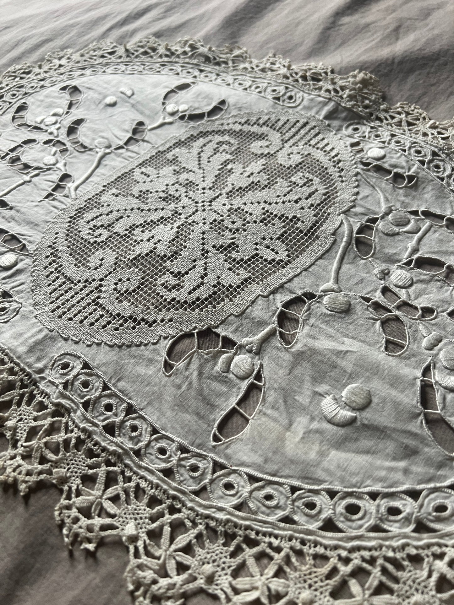 刺繍とレースの楕円クロス