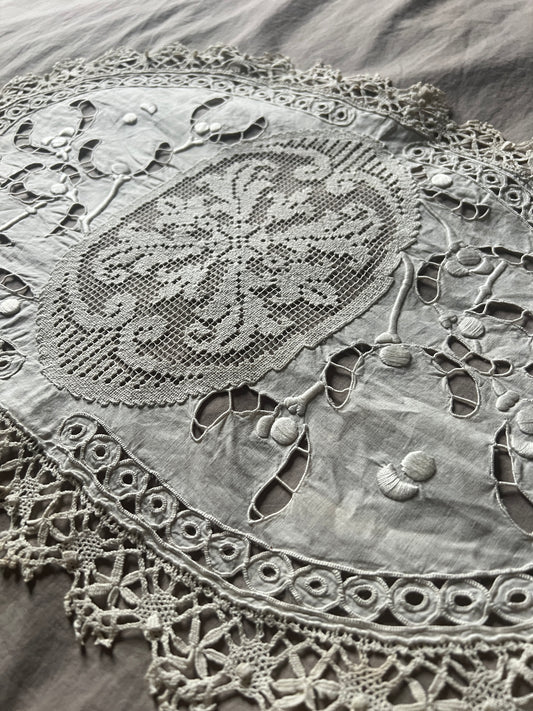 刺繍とレースの楕円クロス