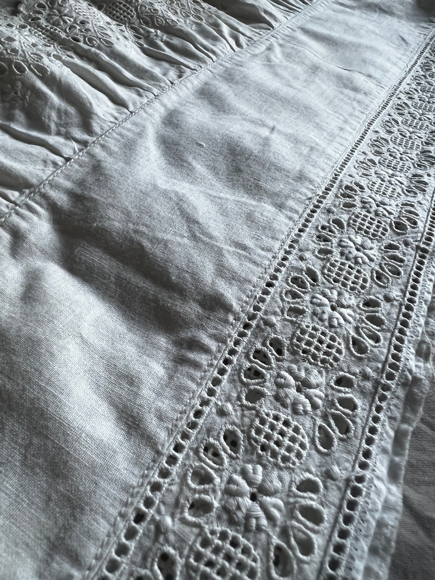 刺繍レース裾飾り