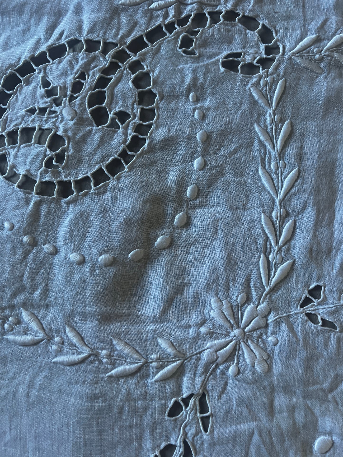 カットワークク刺繍大判クロス