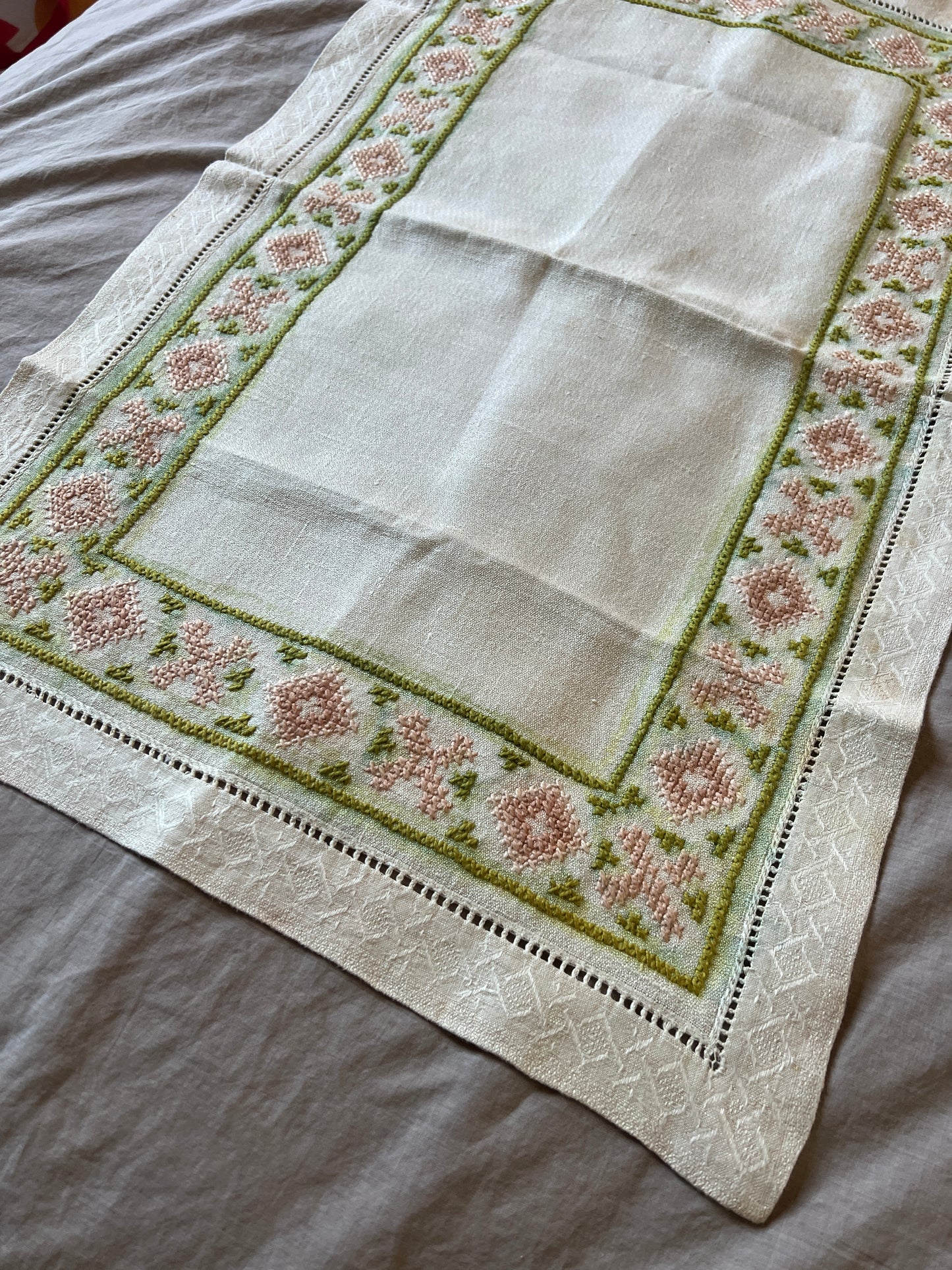 色刺繍クロス