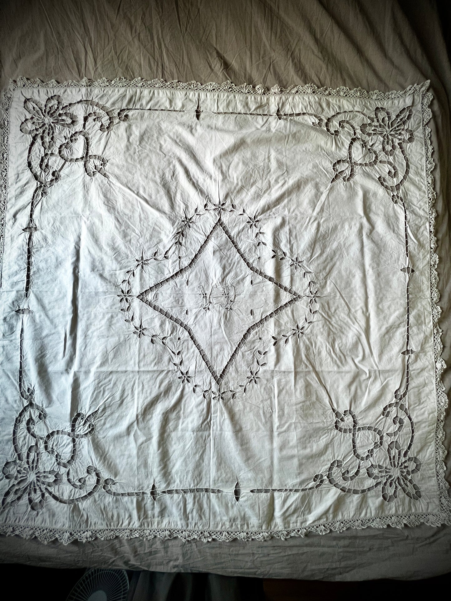 カットワーク刺繍クロス