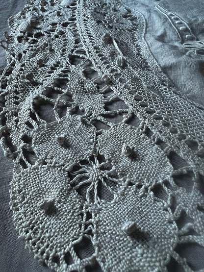 レースと刺繍の楕円形クロス