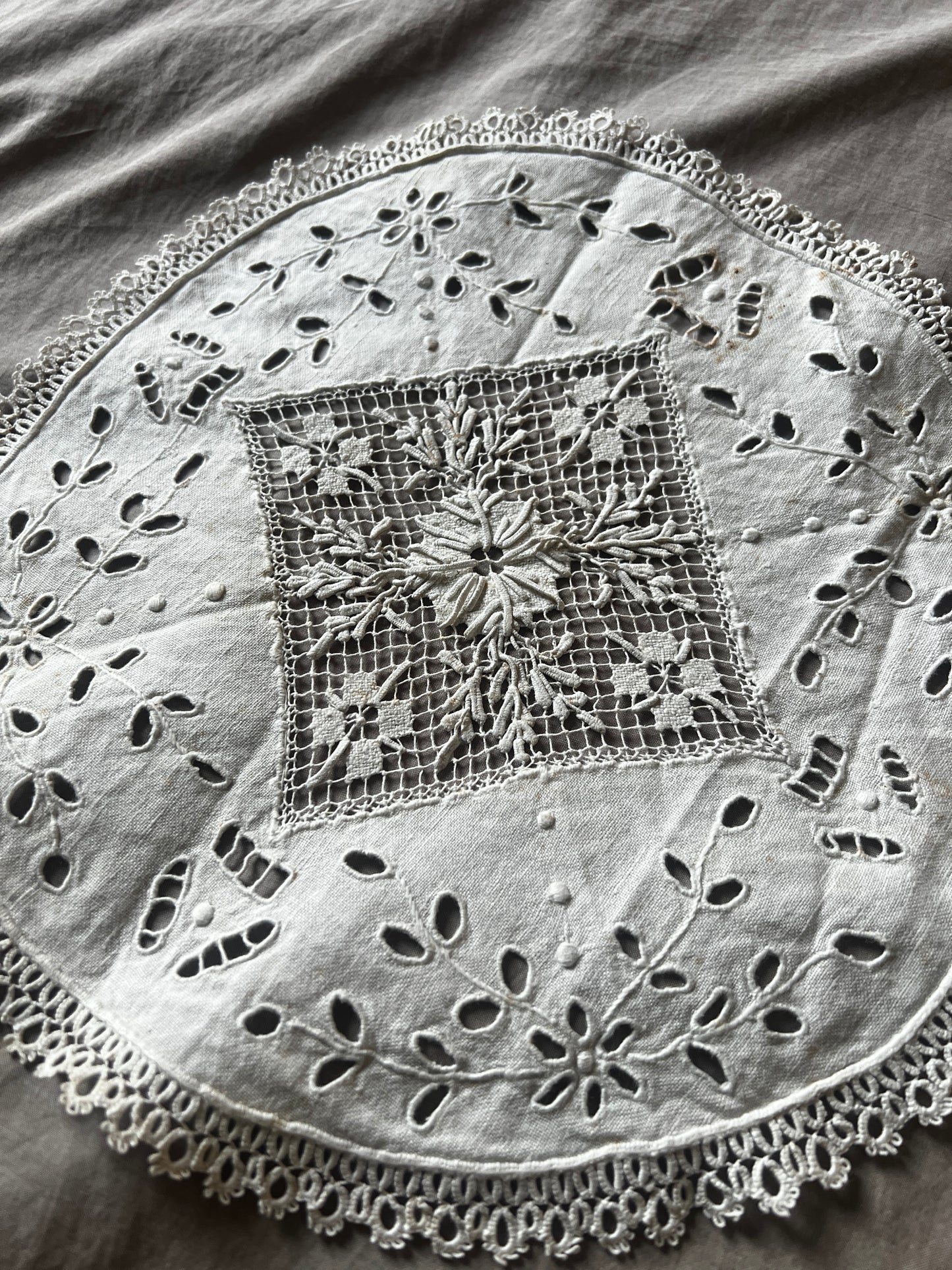 レースと刺繍のドイリー