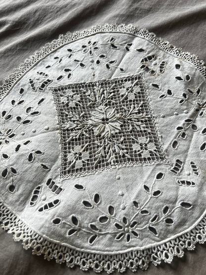 レースと刺繍のドイリー