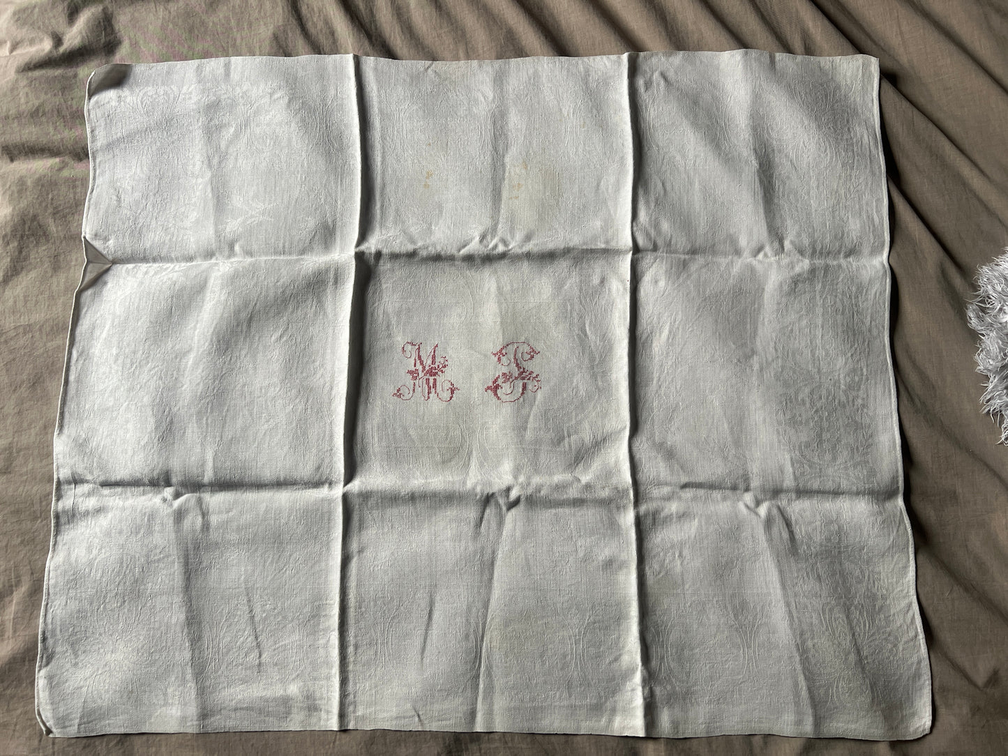 赤糸モノグラム刺繍リネンクロス