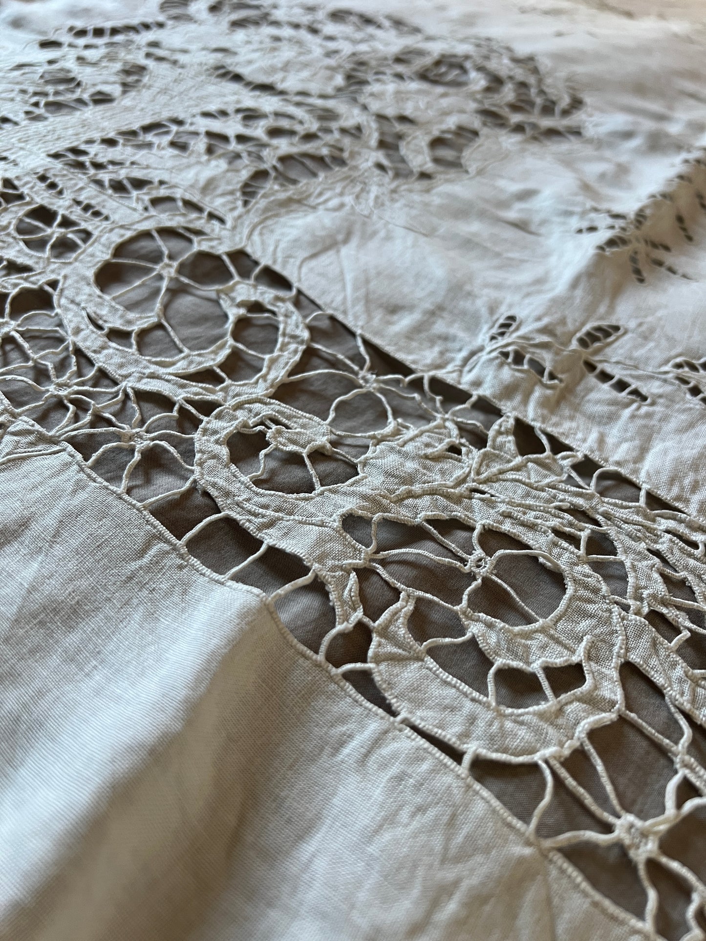 レースと刺繍のクロス