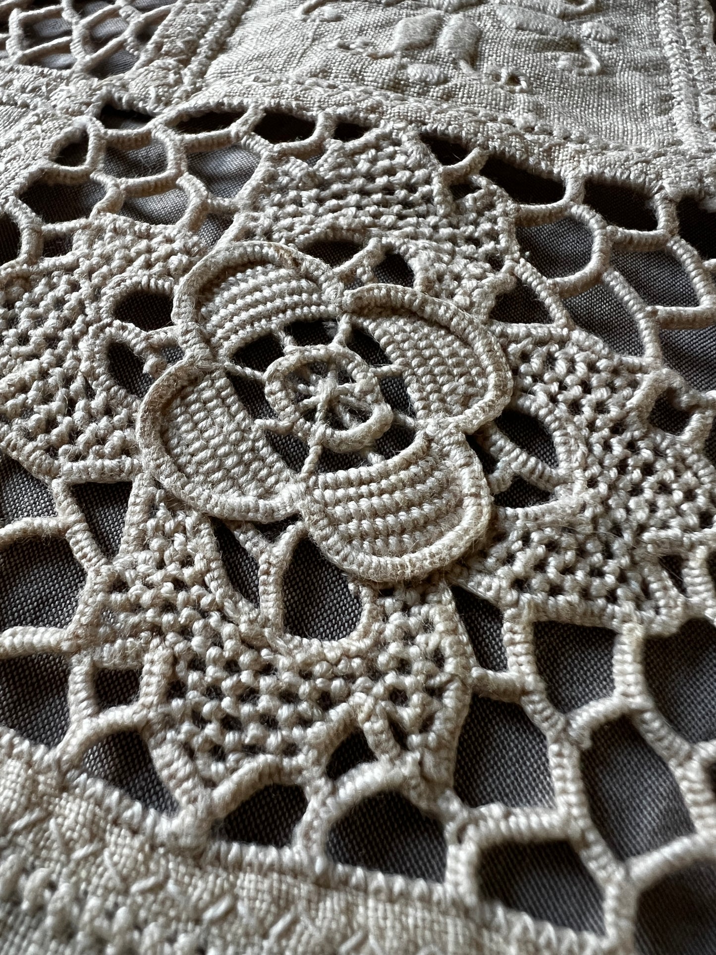 レースと刺繍のクロス