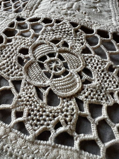 レースと刺繍のクロス