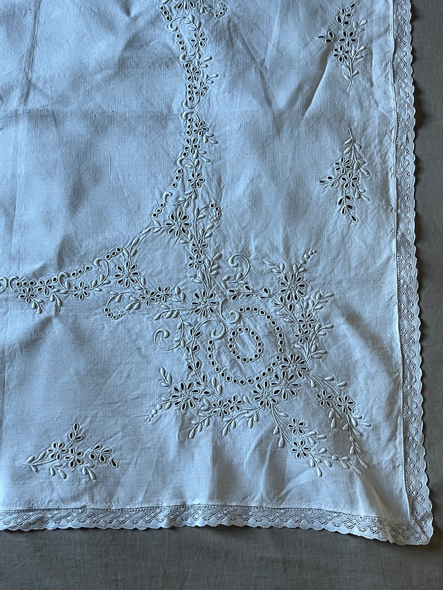 カットワーク刺繍の正方形クロス