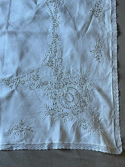 カットワーク刺繍の正方形クロス