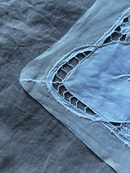 レースと刺繍のクロス