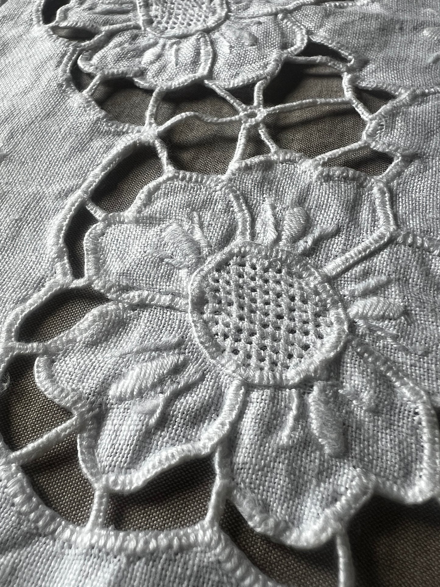 カットワーク刺繍クロス