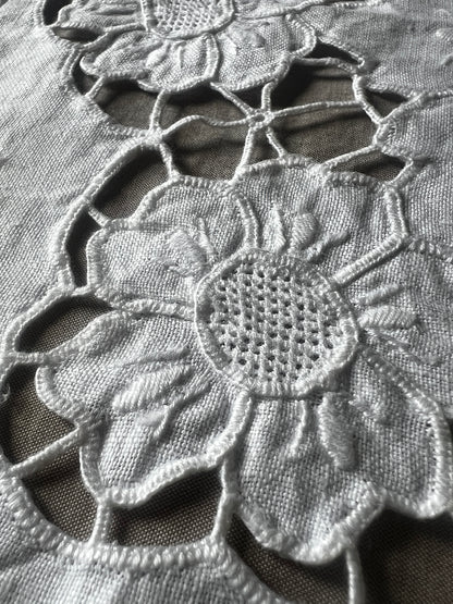 カットワーク刺繍クロス