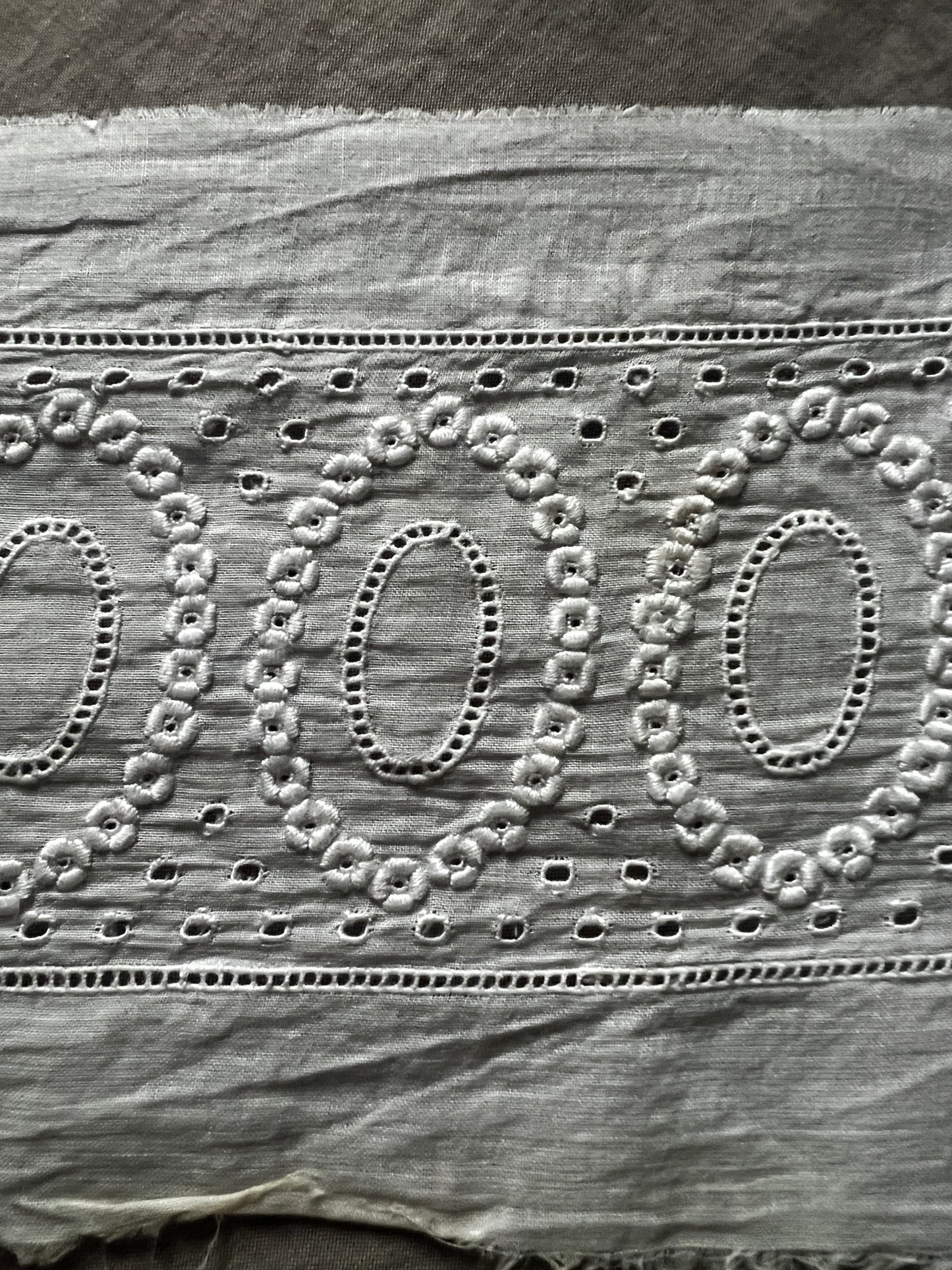 ★白刺繍トリム