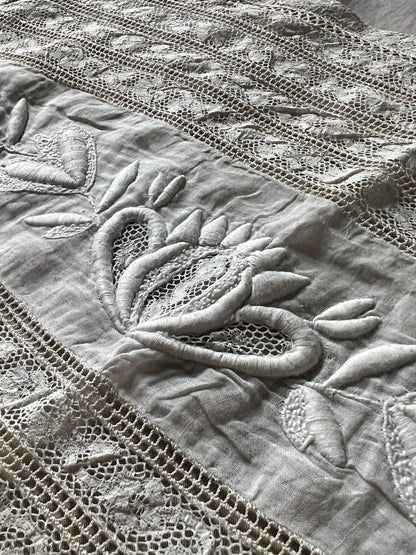刺繍とレースの楕円クロス
