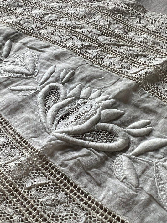 刺繍とレースの楕円クロス