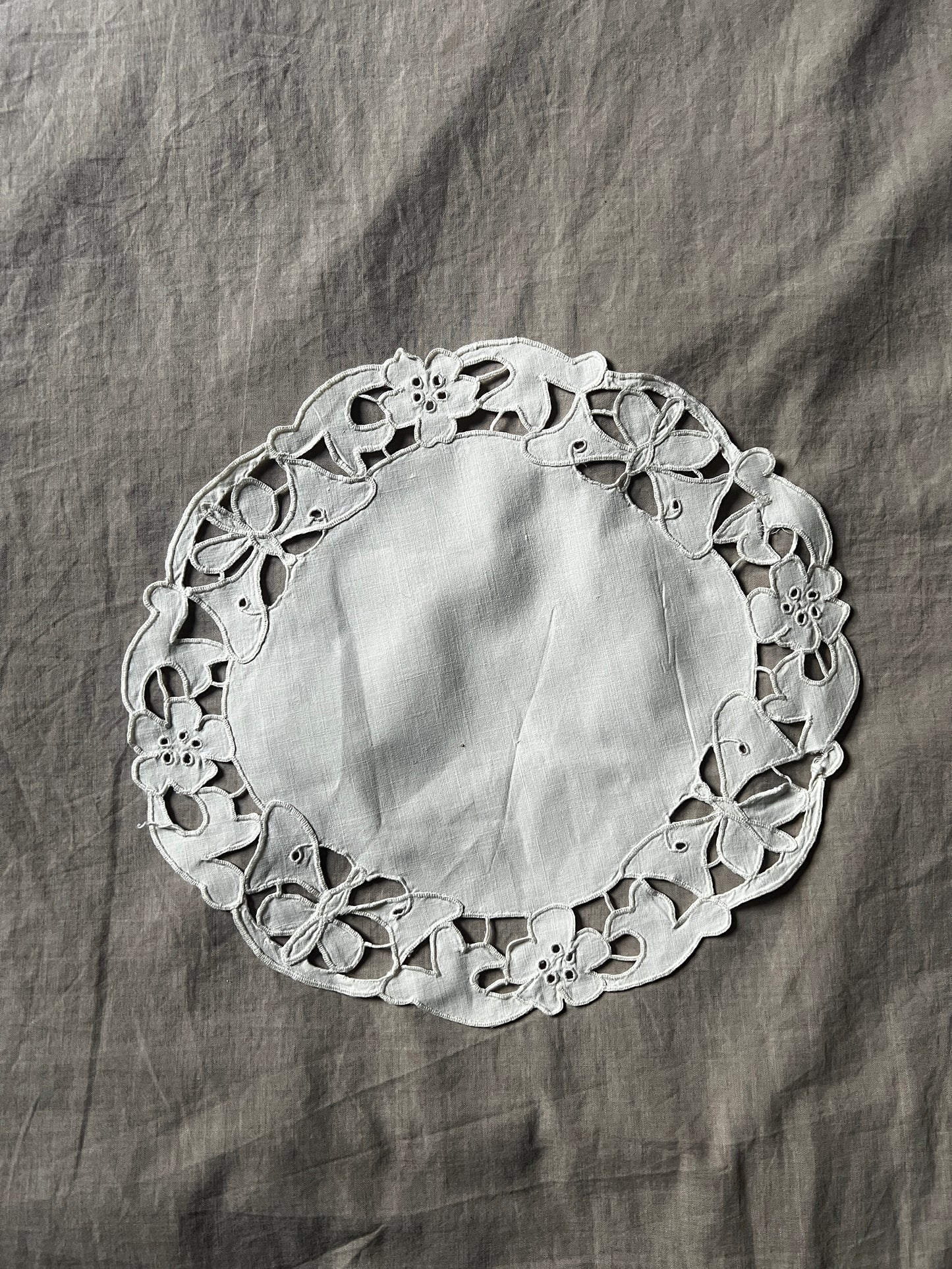 ★カットワークドイリー