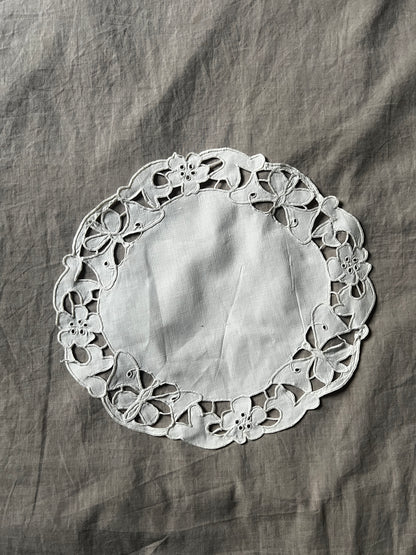 ★カットワークドイリー