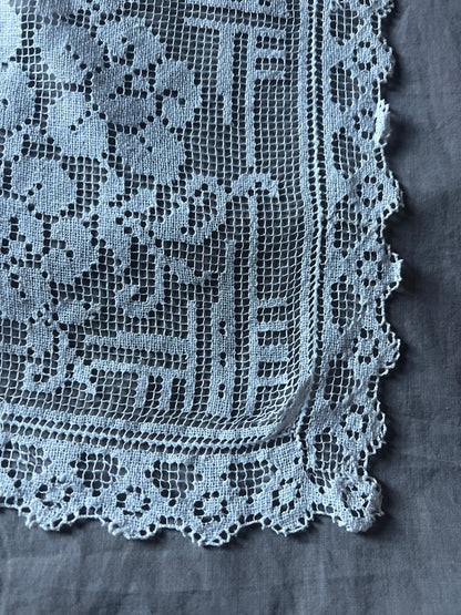 刺繍とレースの正方形クロス