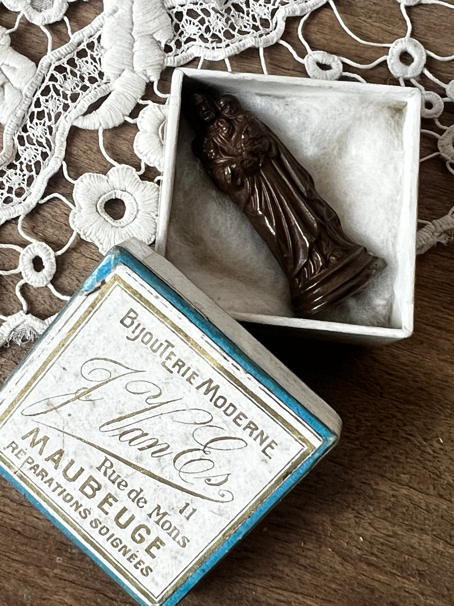 紙箱入りミニチュア母子像