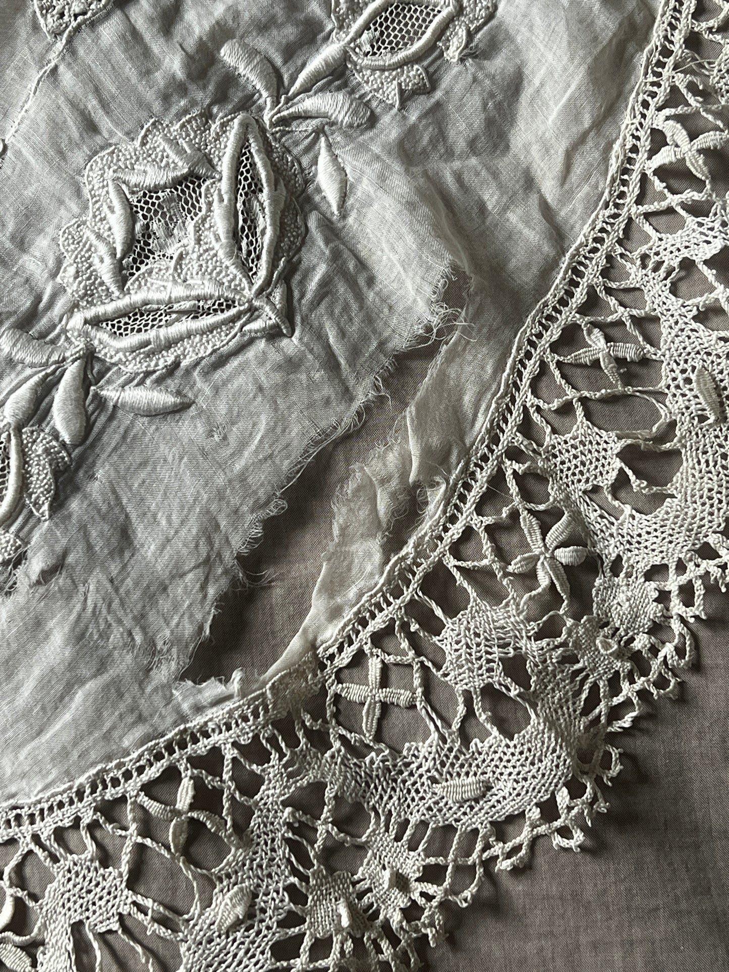 ★刺繍とレースの円形クロス(ダメージ)