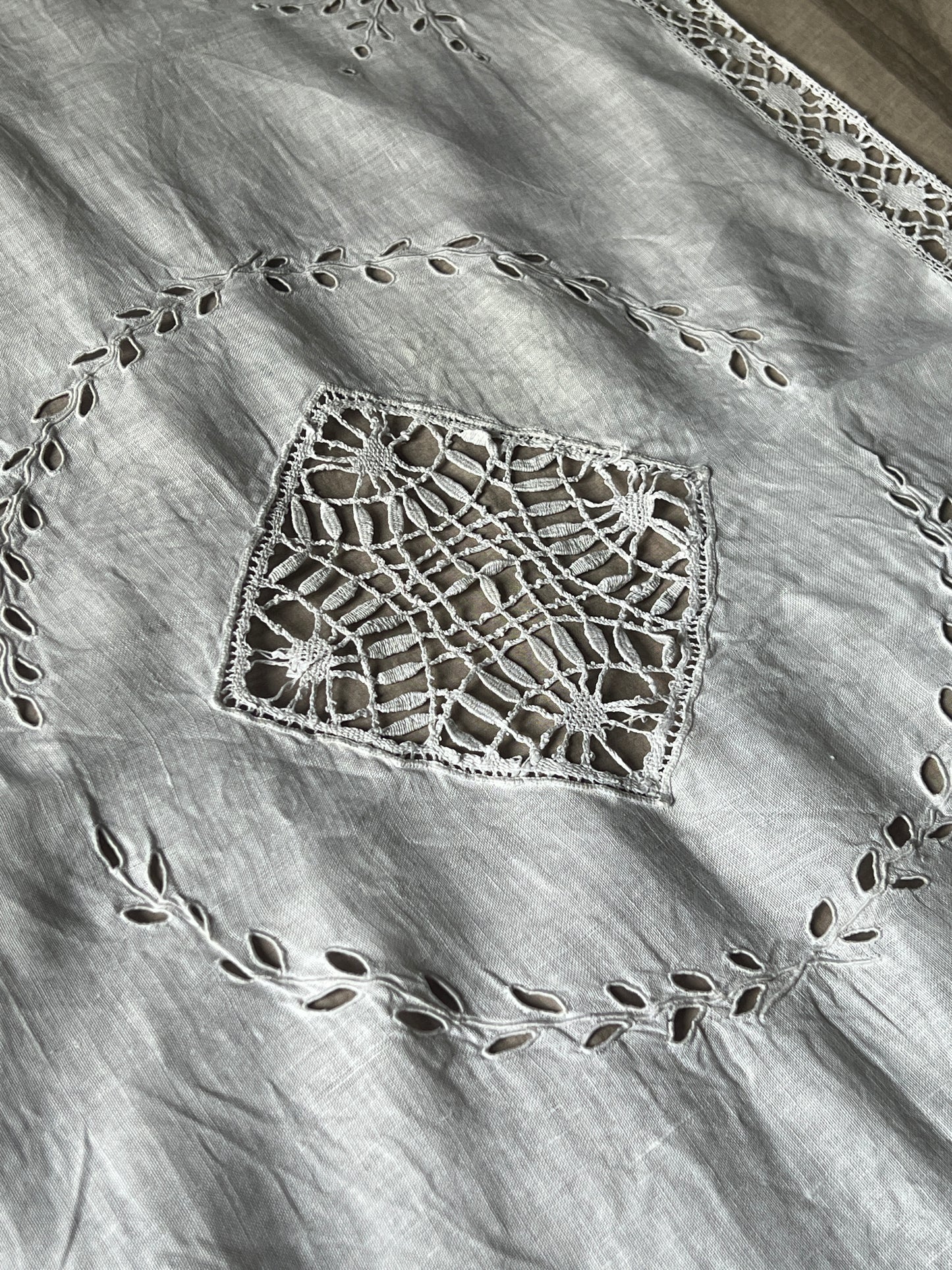 レースと刺繍のクロス