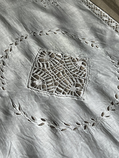 レースと刺繍のクロス