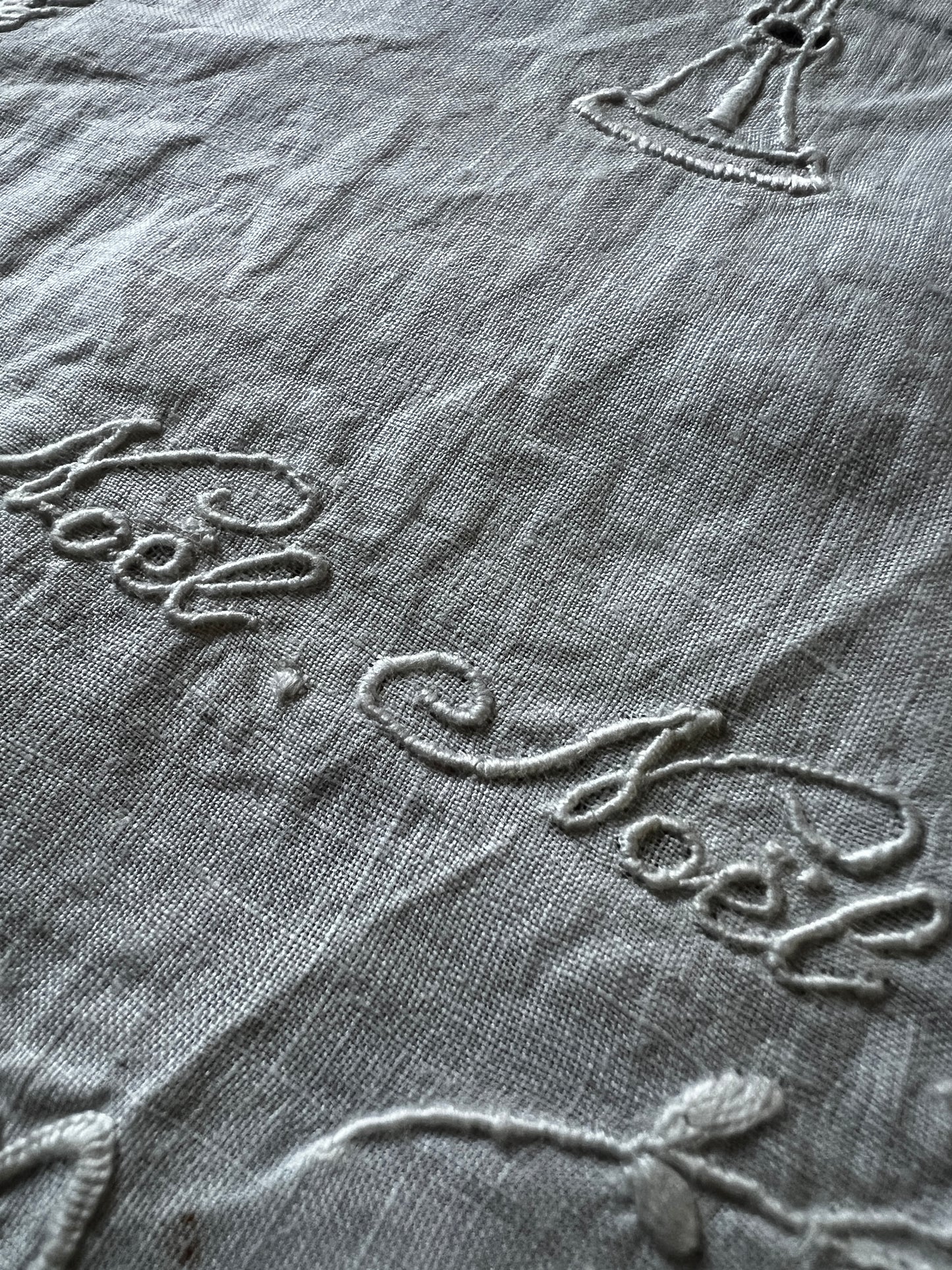 白刺繍のクロス(聖杯)