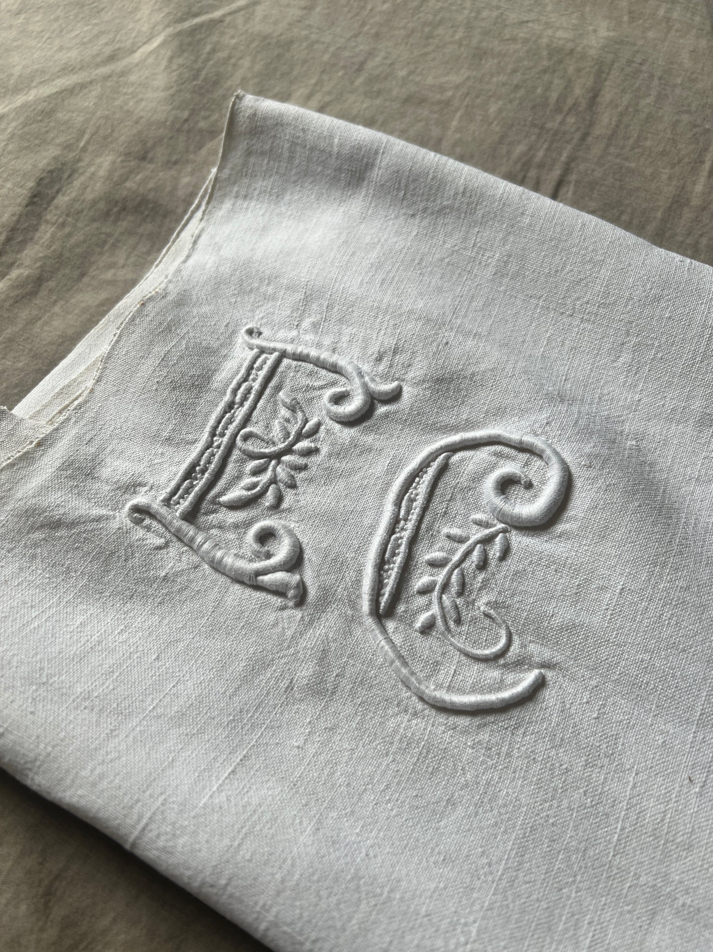 モノグラム刺繍リネン端布