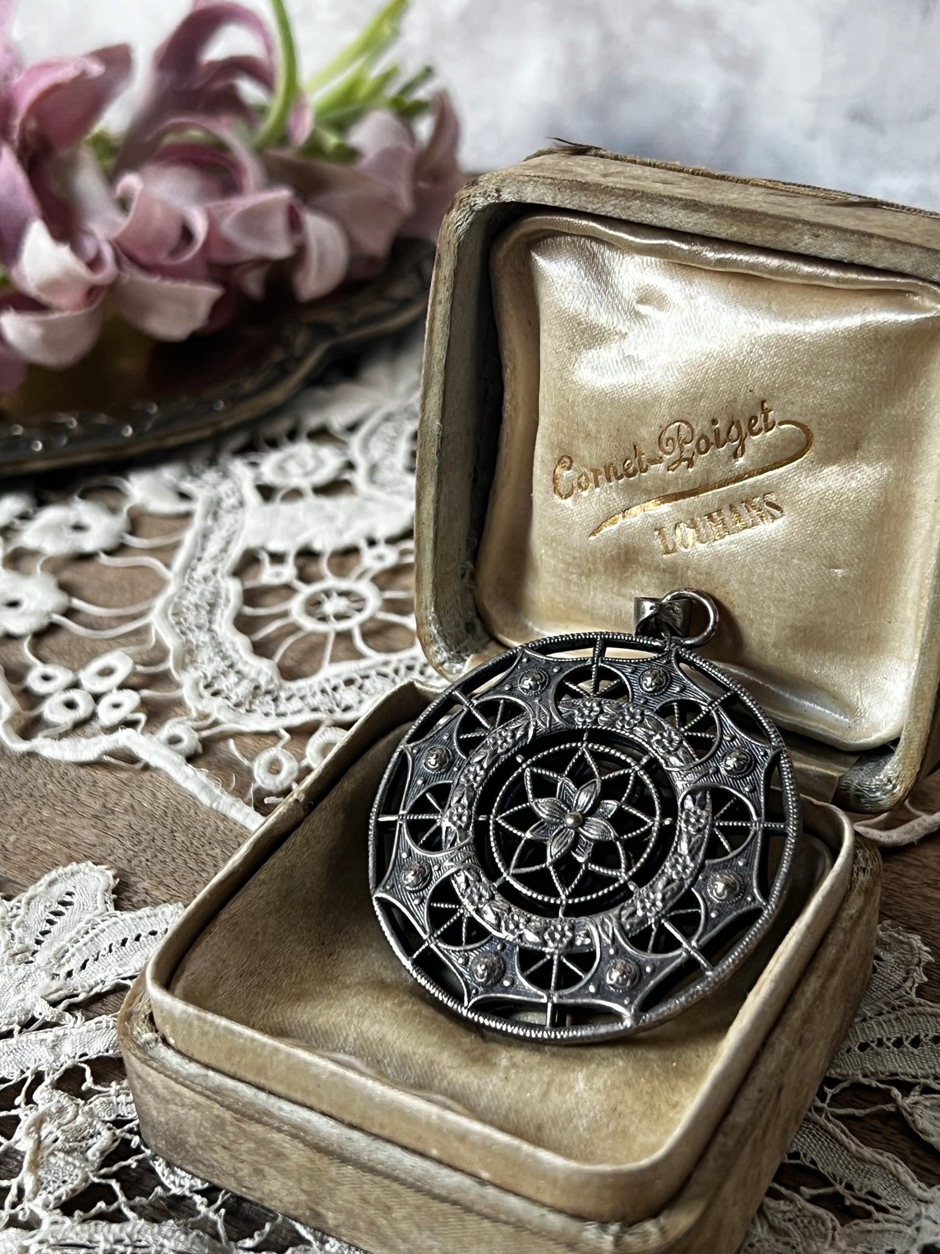 アンティークペンダントトップ – France Antique 銀色アンティーク