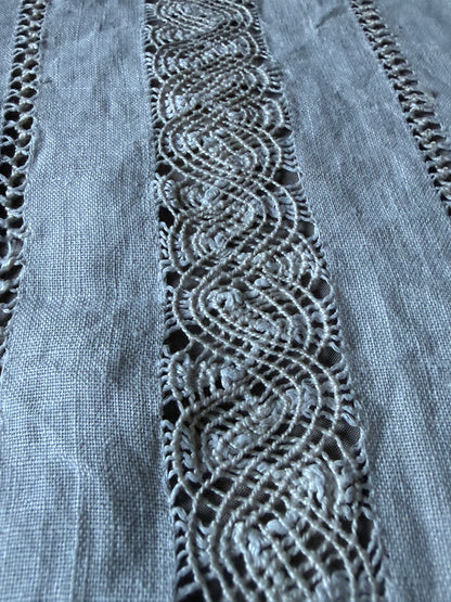 レースと刺繍のクロス(カーテン)