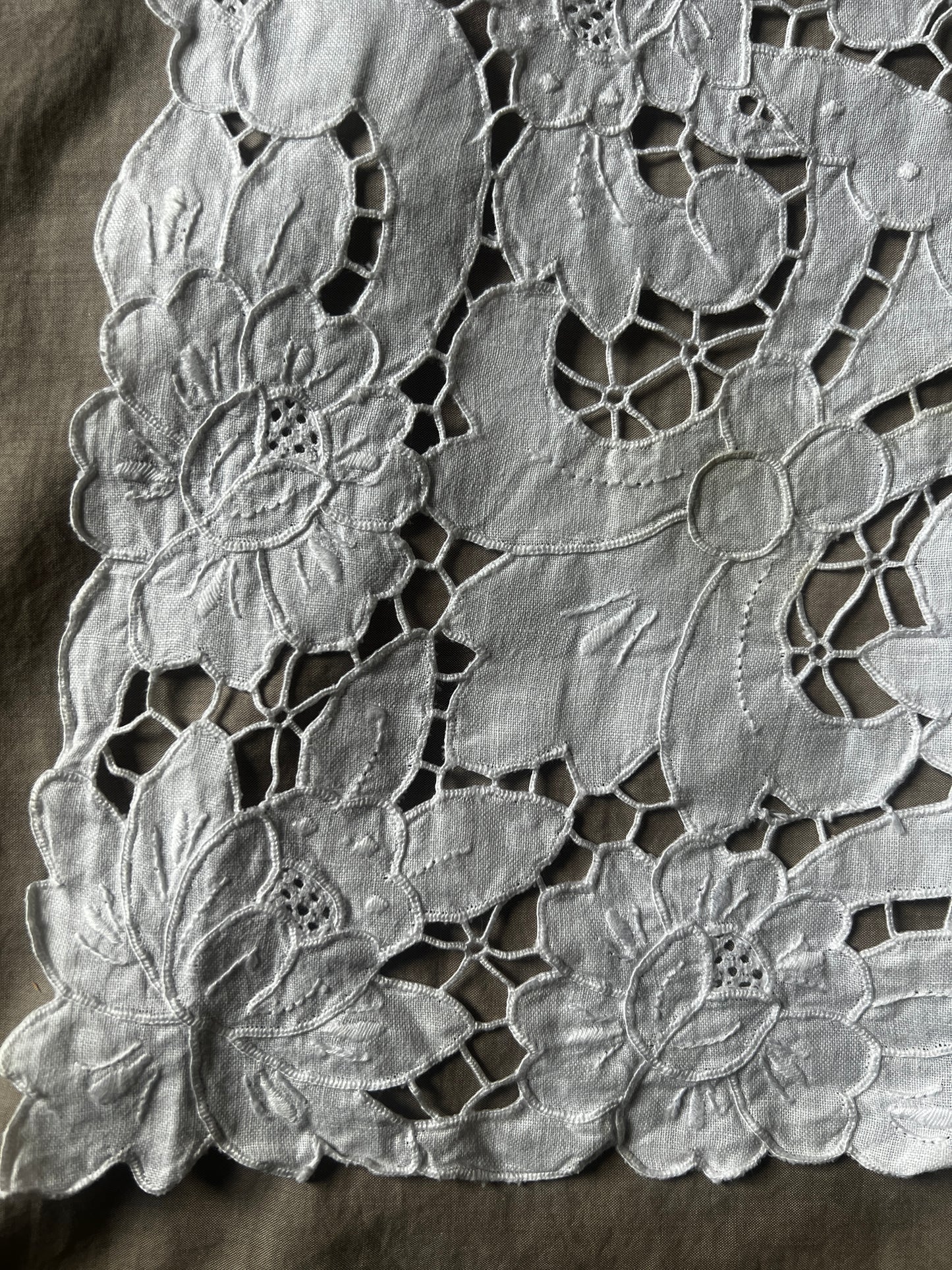 カットワーク刺繍クロス