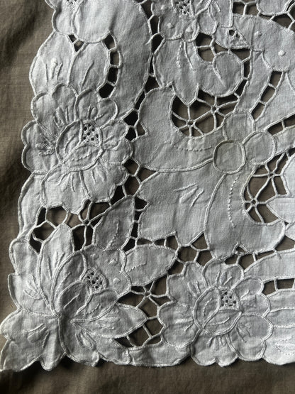 カットワーク刺繍クロス