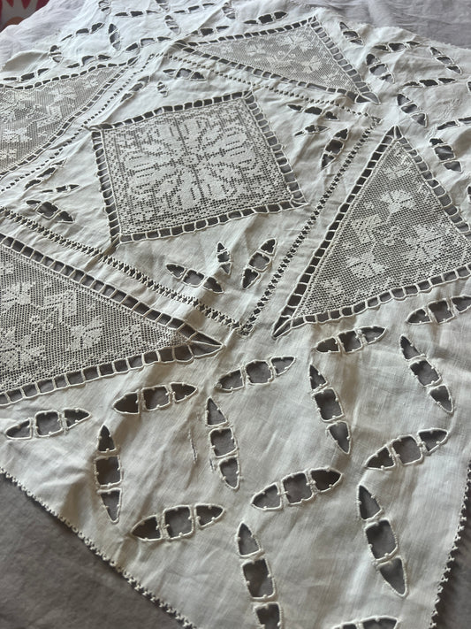 レースと刺繍の飾り布