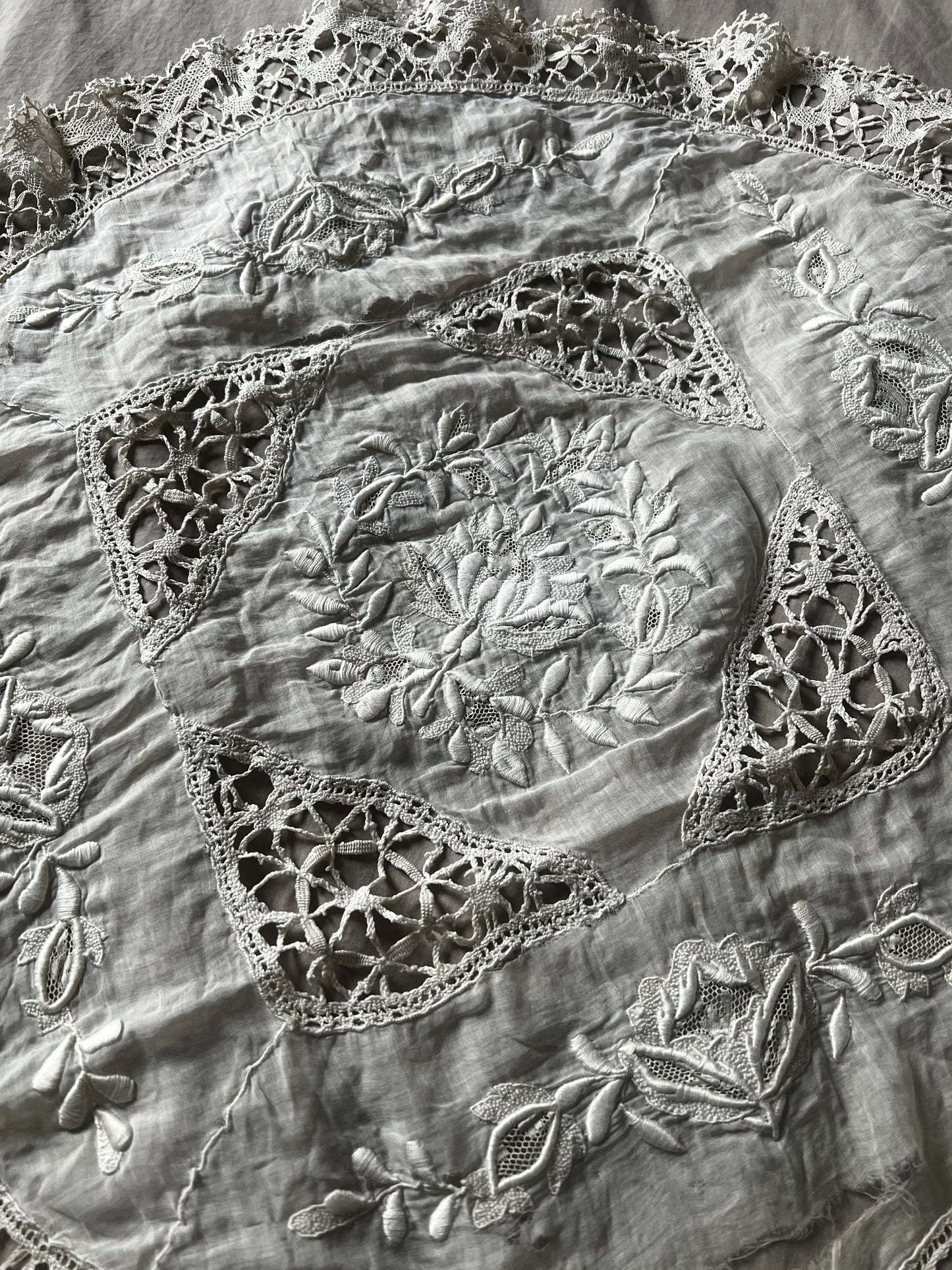 ★刺繍とレースの円形クロス(ダメージ)