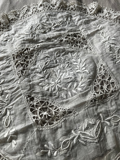 ★刺繍とレースの円形クロス(ダメージ)