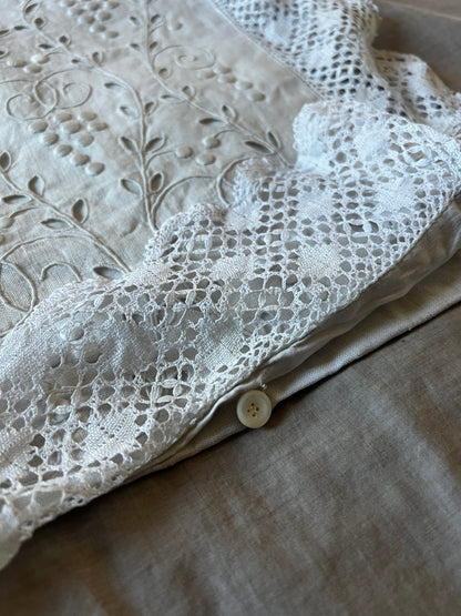 白刺繍のランジェリーサック