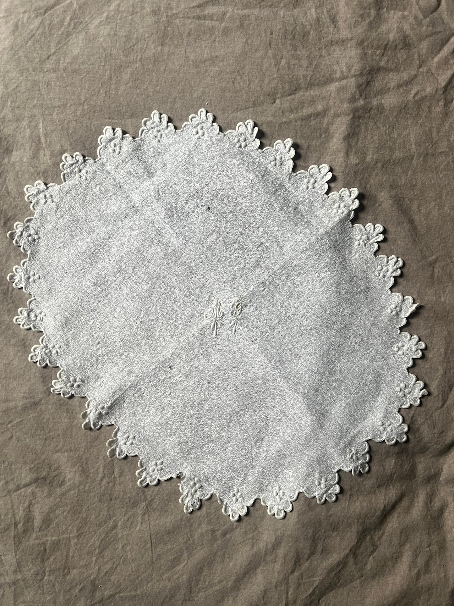 モノグラム刺繍楕円クロス