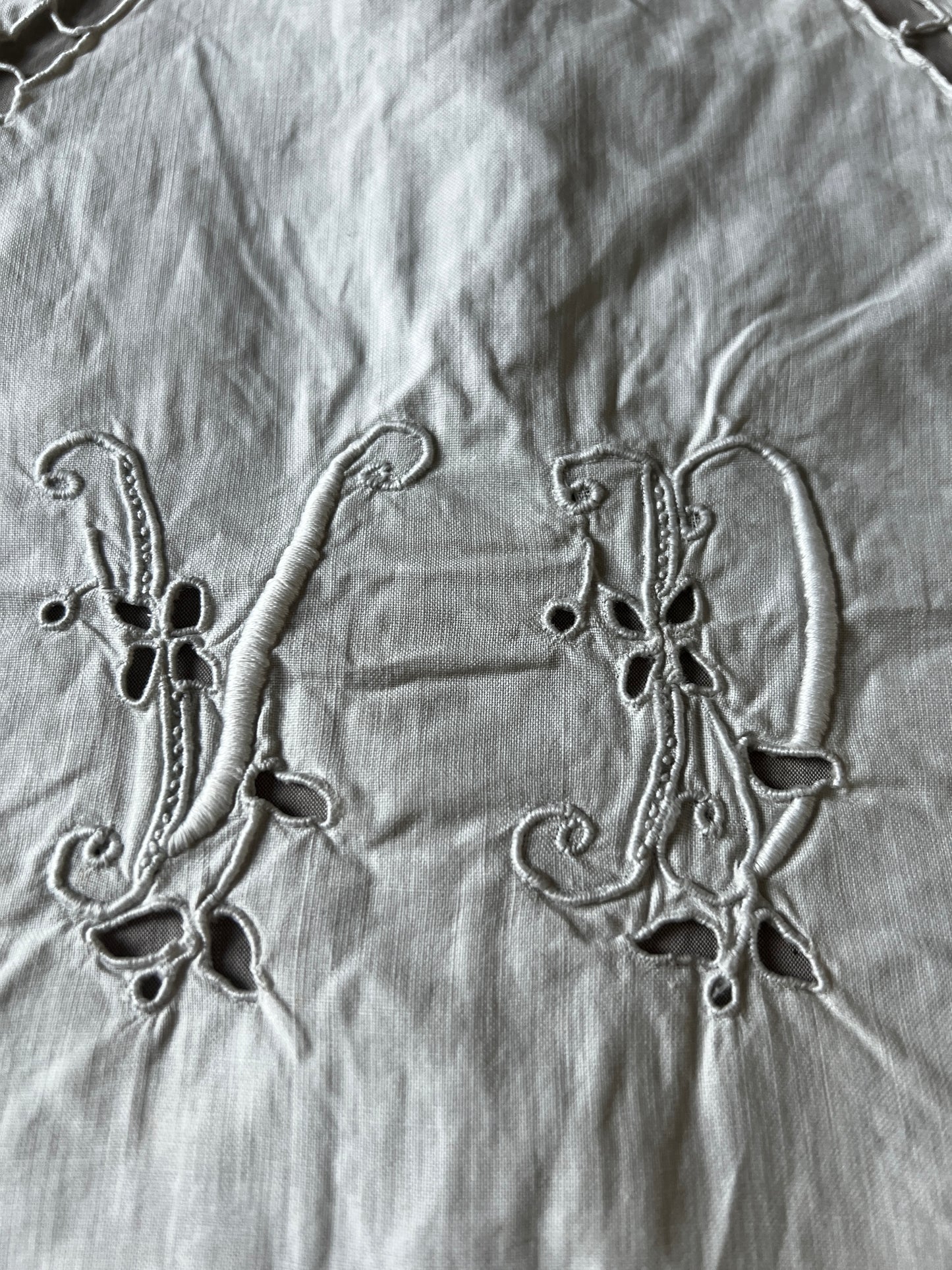 カットワーク刺繍クロス