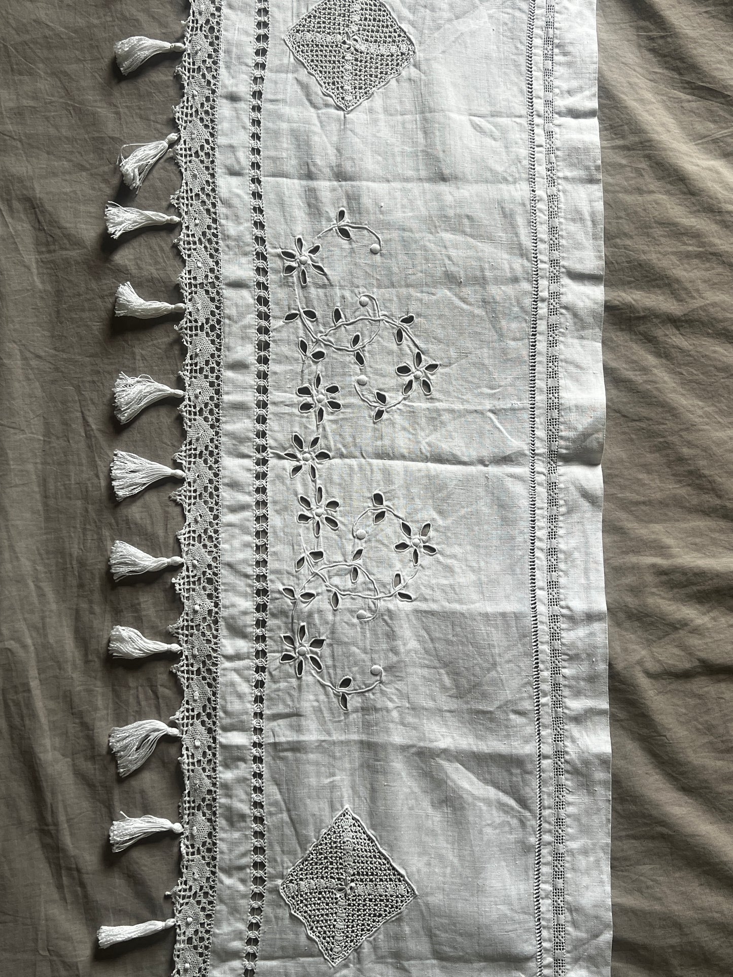 刺繍とレースの棚飾り