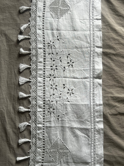 刺繍とレースの棚飾り