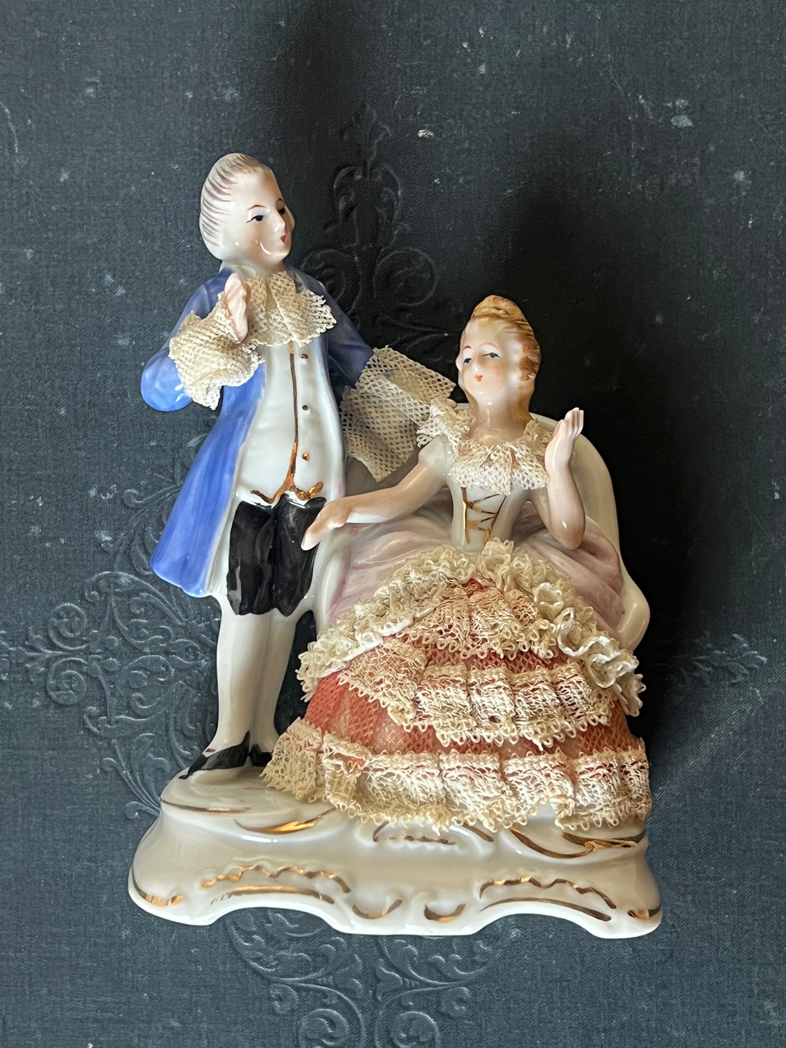 レース装飾磁器フィギュリン (ロココスタイル) – France Antique 銀色