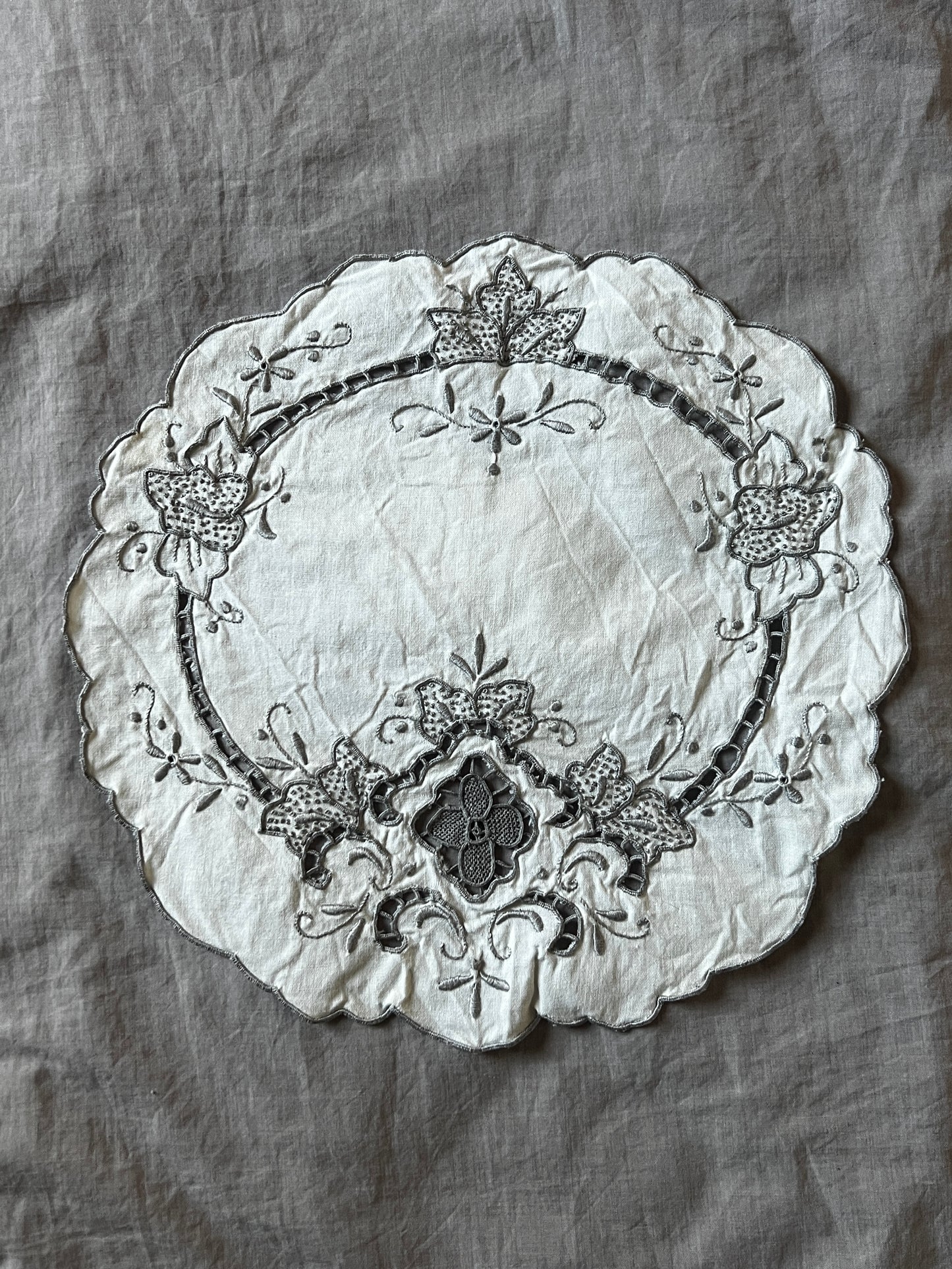 マデイラ刺繍ドイリー